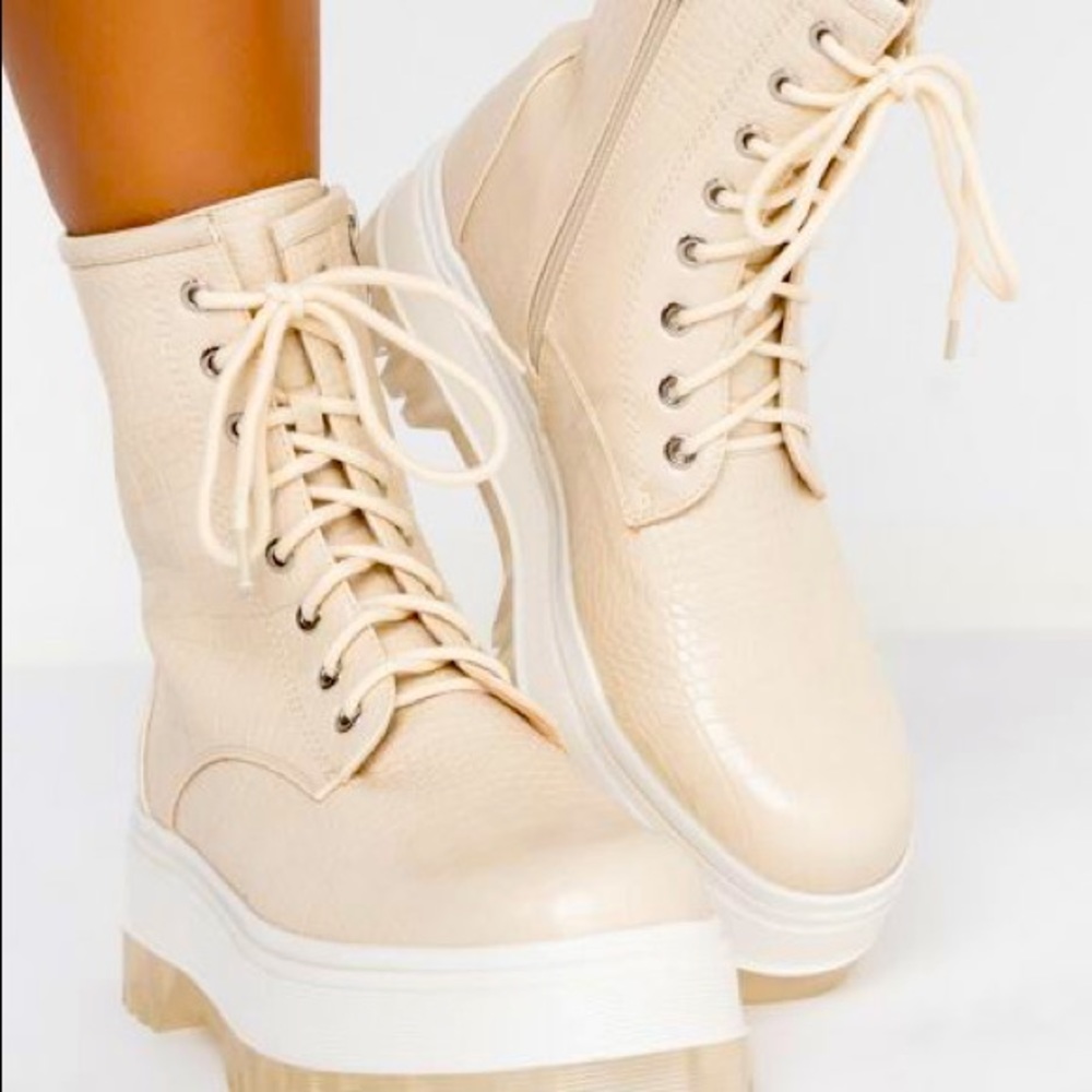 🎊HP🎉 Dolls Kill Ivory Chelsea Vegan Crocodile Leather Lace Up Flat Boots